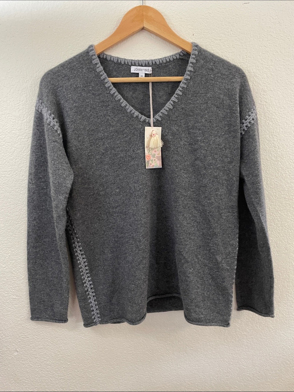 Johnny Was 100% cashmere Gray Sweater with Stitch Detail 22x25 NWT XS